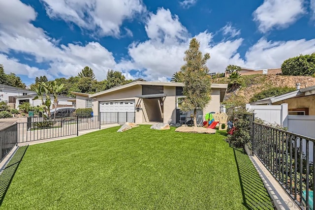 view of front facade featuring a garage and a front yard