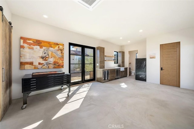 living room featuring a barn door