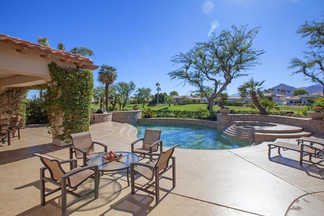 view of pool with an in ground hot tub and a patio area