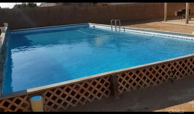 view of swimming pool