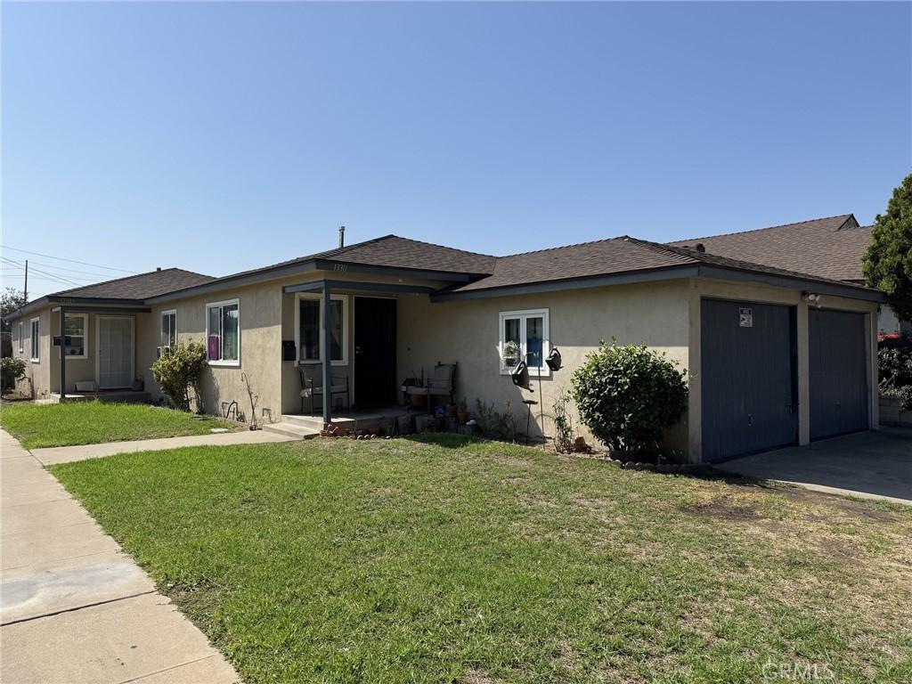 view of front of home featuring a garage and a front lawn