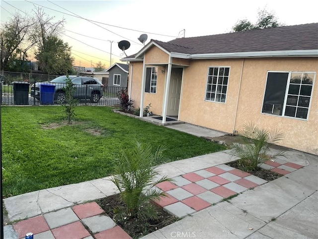 view of front of home featuring a lawn