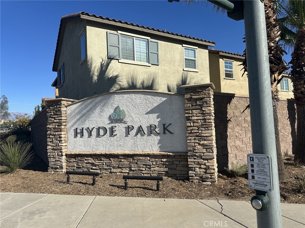 view of community / neighborhood sign