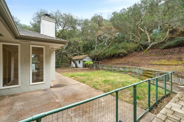 view of yard featuring a shed