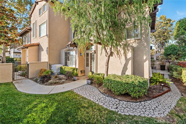 view of front of property with a front lawn