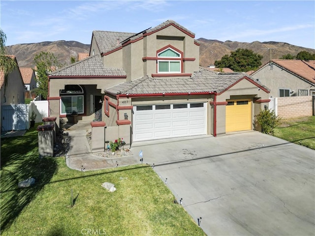 view of front of property with a mountain view and a front yard