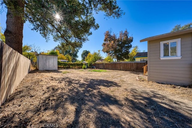 view of yard featuring a storage shed