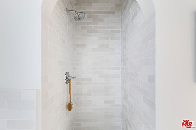 details featuring tiled shower