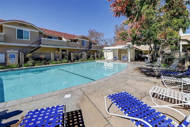 view of swimming pool