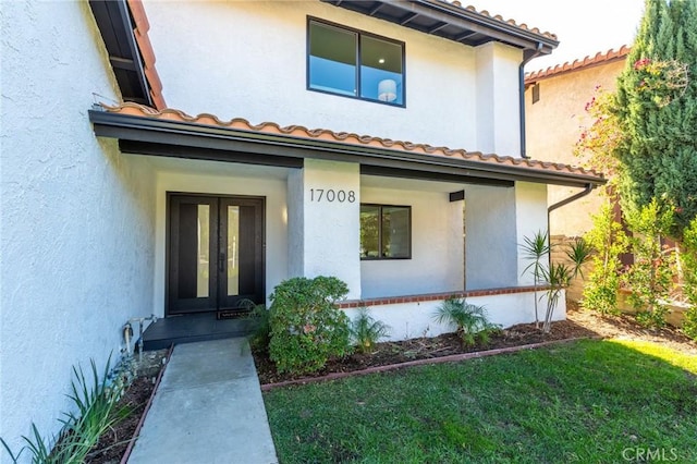 property entrance featuring a lawn