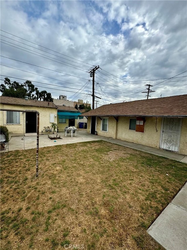 view of yard with a patio area