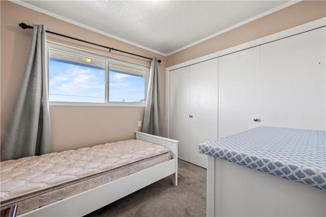 carpeted bedroom featuring crown molding, a closet, and a textured ceiling