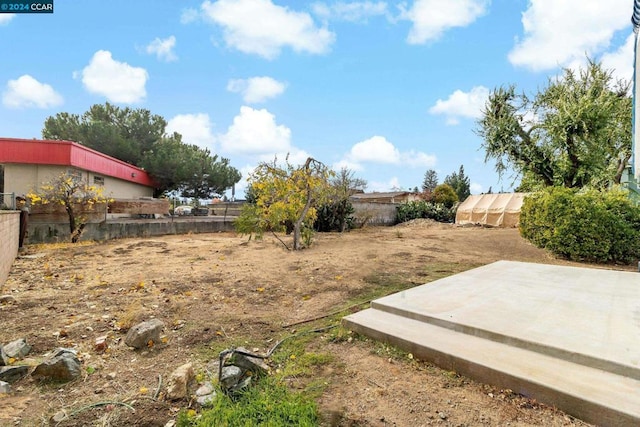 view of yard featuring an outdoor structure