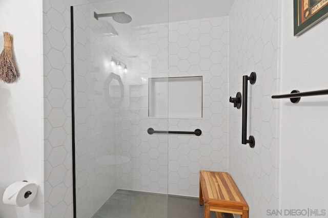 bathroom featuring tiled shower