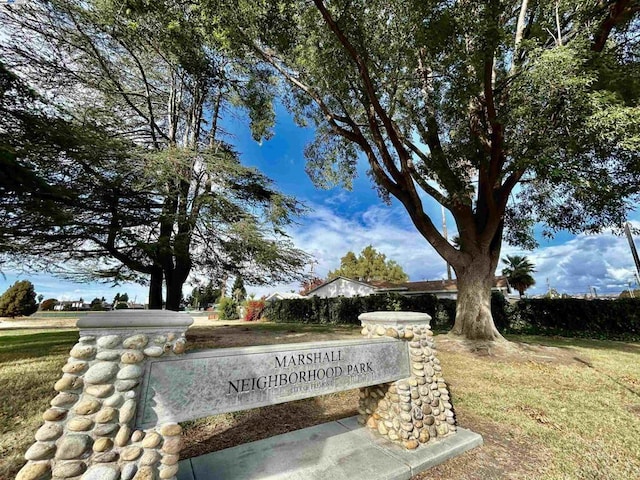 view of community / neighborhood sign