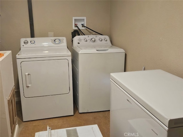 laundry area featuring light carpet and independent washer and dryer