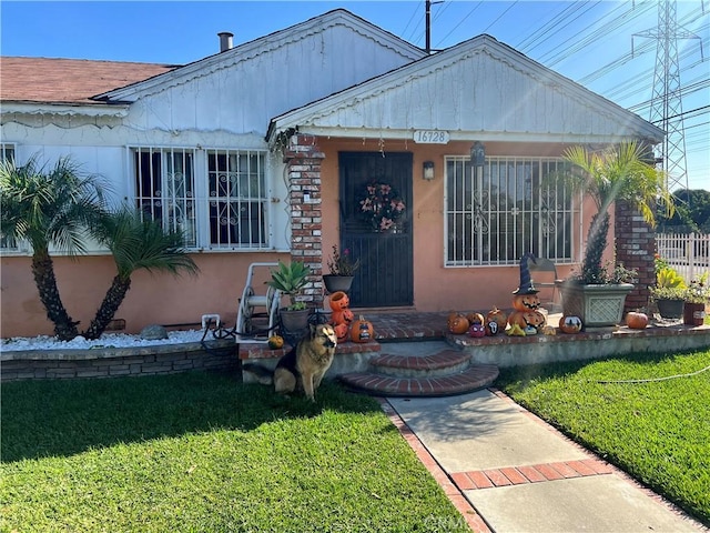 view of front facade with a front yard