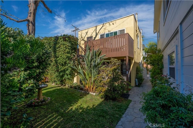 view of yard featuring a balcony