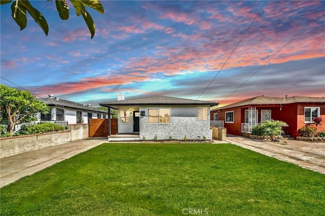 view of front of house featuring a yard