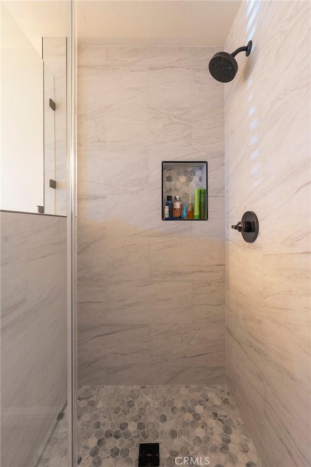 bathroom featuring tiled shower