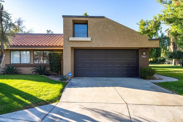 view of front of house featuring a garage and a front yard