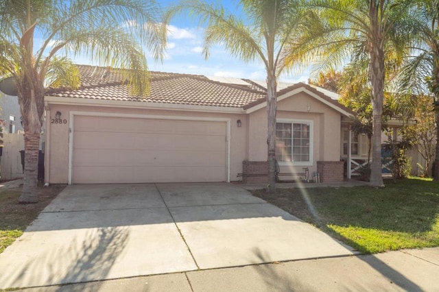 view of front facade featuring a garage and a front yard