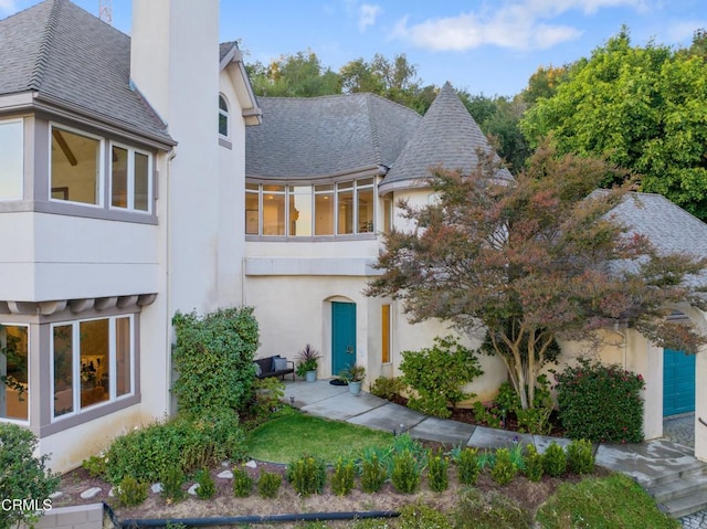 view of front of home featuring a balcony