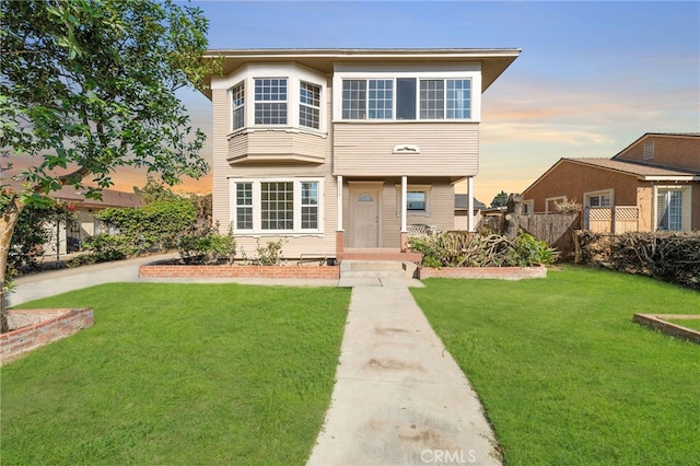 view of front of property featuring a yard