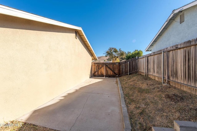 view of yard featuring a patio