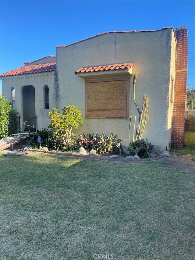 view of front of house featuring a front lawn