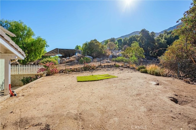 view of yard featuring a mountain view