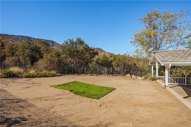 view of yard featuring a mountain view