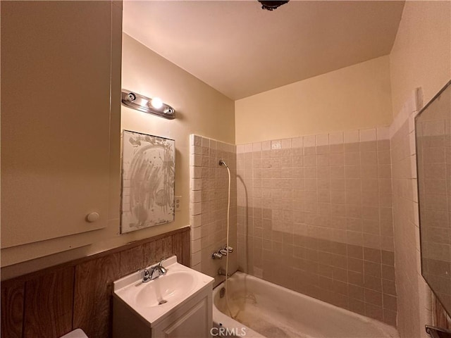 bathroom with vanity and tiled shower / bath