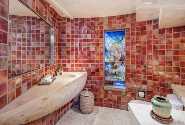 bathroom featuring tile walls