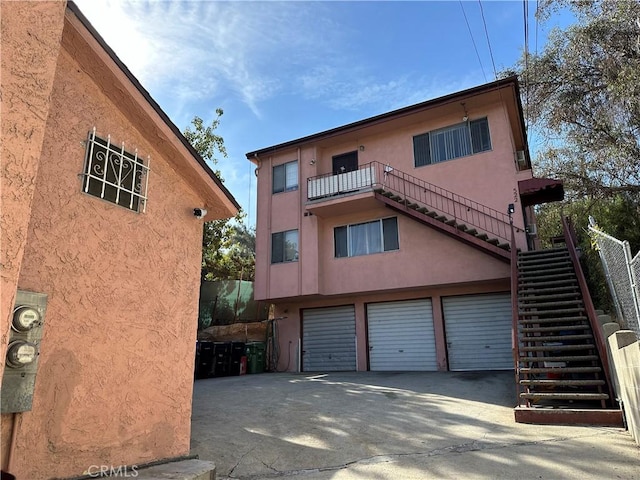 view of front facade featuring a garage