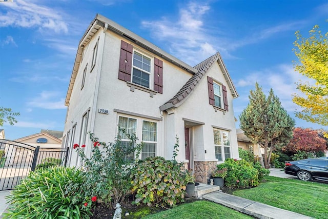 view of front of property featuring a front yard