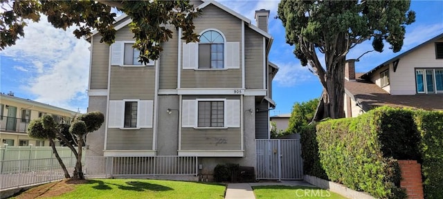 view of front of property featuring a front lawn