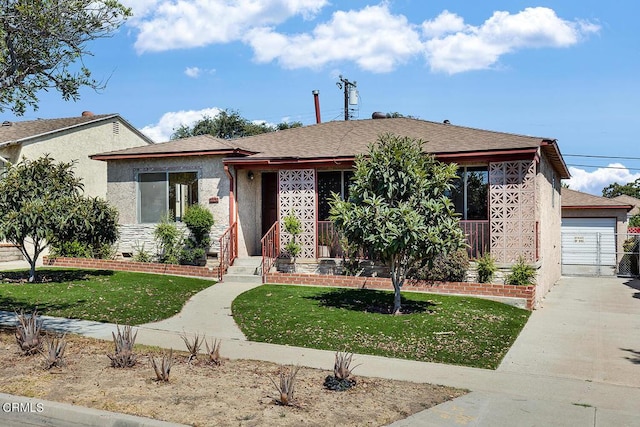 view of front facade with a garage and a front yard