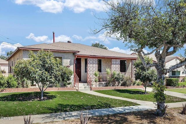 view of front facade featuring a front yard