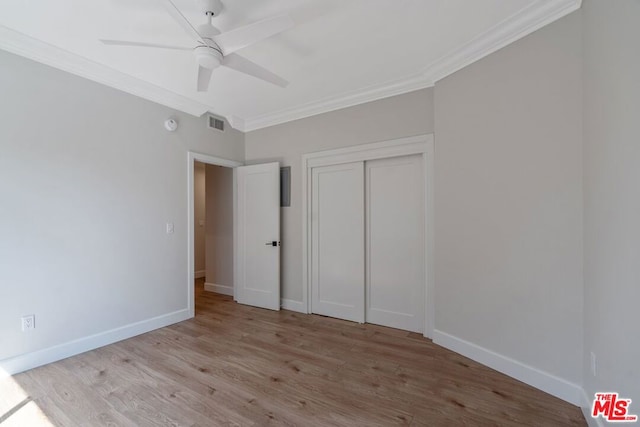 unfurnished bedroom featuring light hardwood / wood-style floors, ceiling fan, and ornamental molding