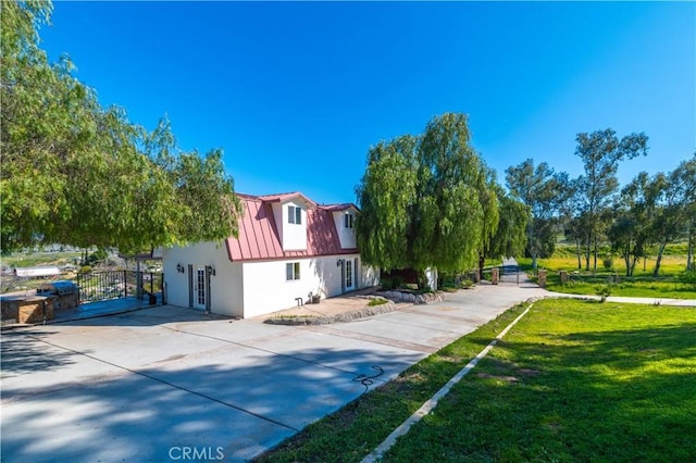 view of side of property featuring a lawn