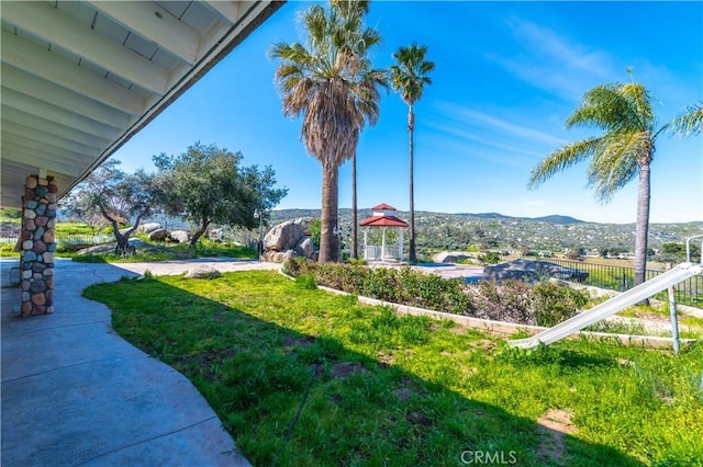 view of yard featuring a mountain view