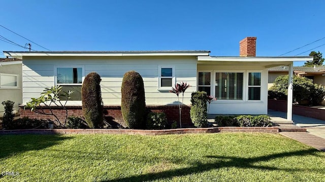 view of front of home featuring a front yard