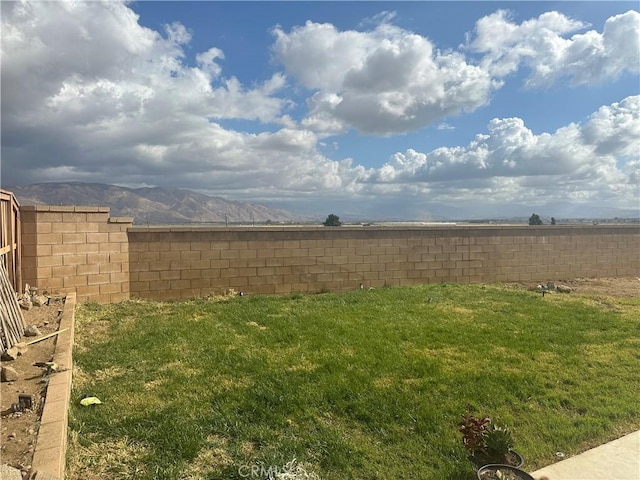 view of yard featuring a mountain view