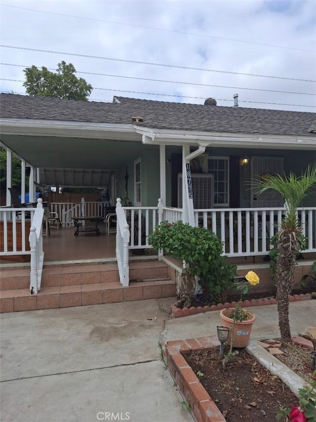 view of front facade with covered porch and a carport