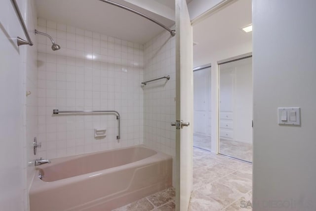 bathroom featuring tiled shower / bath combo