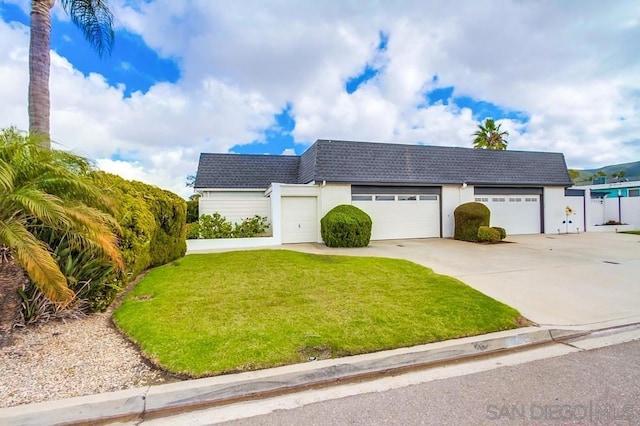 view of front of home featuring a front yard and a garage