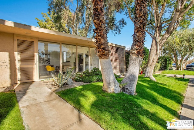 view of front of home featuring a front lawn