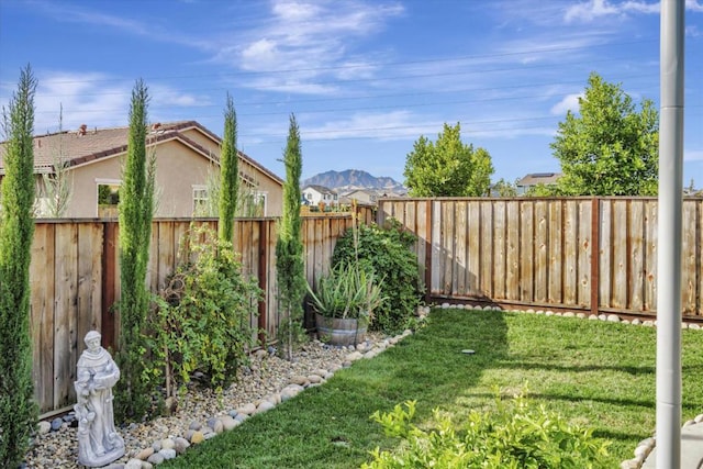 view of yard featuring a mountain view