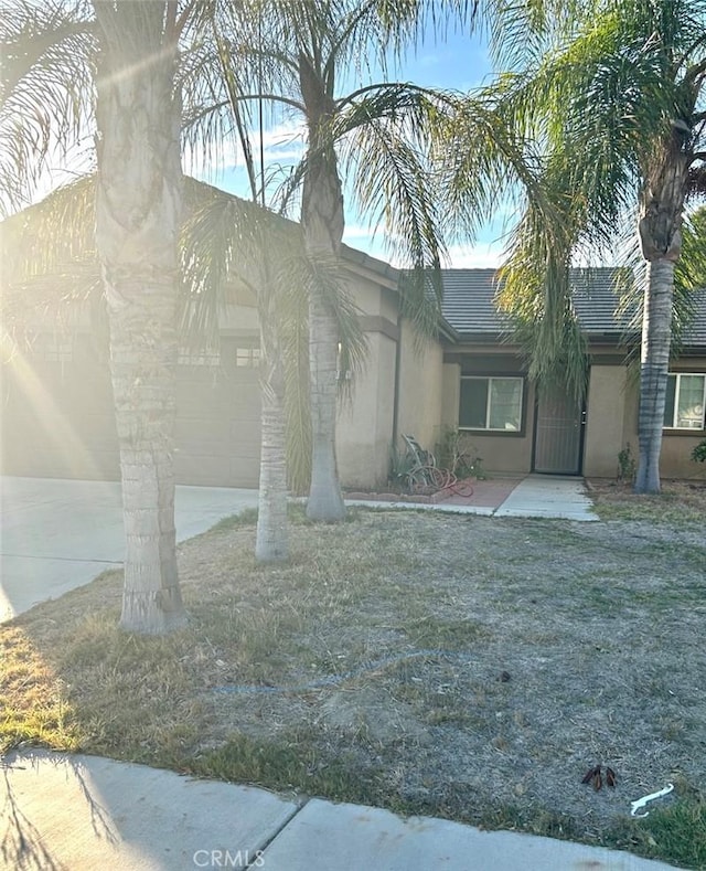 view of front of property featuring a front yard